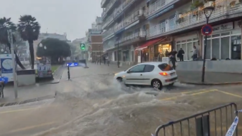 Alguns carrers de Sitges han quedat totalment negats d'aigua.