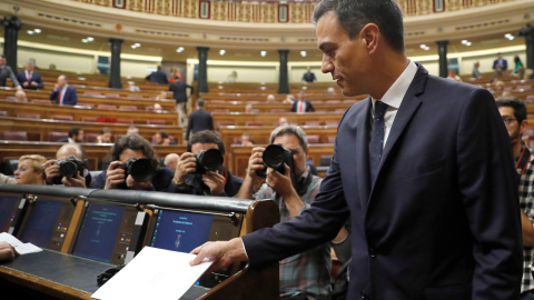 El presidente del Gobierno, Pedro Sánchez, llega a su escaño en el Congreso de los Diputados. EFE/Juan Carlos Hidalgo