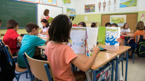 Niños leyendo en clase / EFE