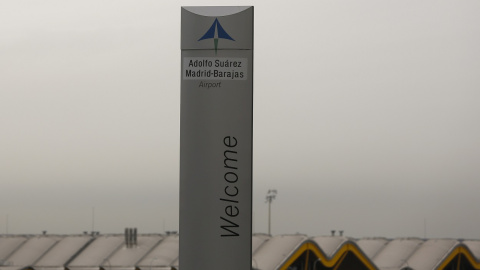 El logo de Aena en la señal de bienvenida del Aeropuerto Adolfo Suarez Barajas, en Madrid. REUTERS/Sergio Perez