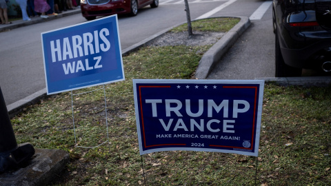 Carteles junto a un centro de votación en la Biblioteca del Condado de Palm Beach, en West Palm Beach (Florida, EEUU). REUTERS/Marco Bello