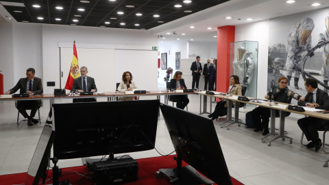 El presidente del Gobierno, Pedro Sánchez, en la reunión del Comité de crisis para el seguimiento de los efectos de la DANA, presidida por Felipe VI en el Cuartel General de la UME, en la Base Aérea de Torrejón.