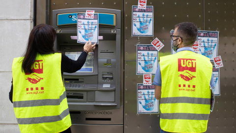 Un centenar de empleados de Banco Sabadell en una concentración frente a la Torre Banc Sabadell