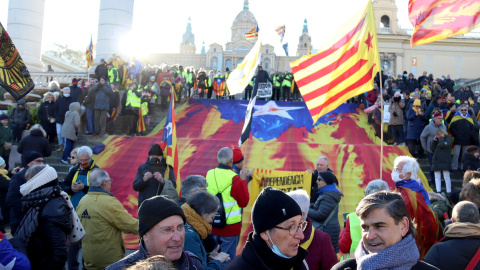 Manifestació independentista a la font de Montjuïc amb el MNAC al fons per protestar per la cimera hispano-francesa.