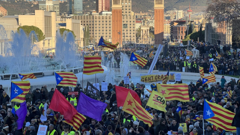 Manifestació independentista a la font de Montjuïc i a l’avinguda Maria Cristina per protestar per la cimera hispano-francesa.