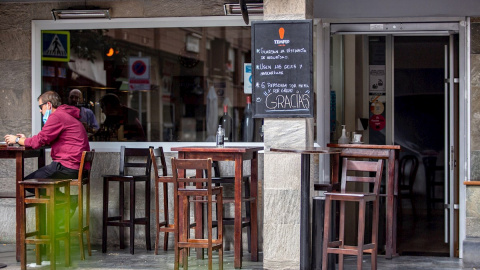 La pizarra de un bar indica las medidas a seguridad a seguir en el municipio riojano de Arnedo.