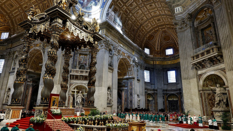 Vista de la Básilica de San Pedro, en el Vaticano, durante la misa de clausula del sínodo de obispos. REUTERS/Guglielmo Mangiapane