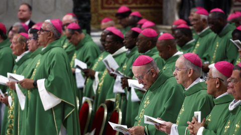 Un grupo de obispos durante la misa de clausura del Sínodo, en la Basílica de San Pedro, en el Vaticano. REUTERS/Guglielmo Mangiapane