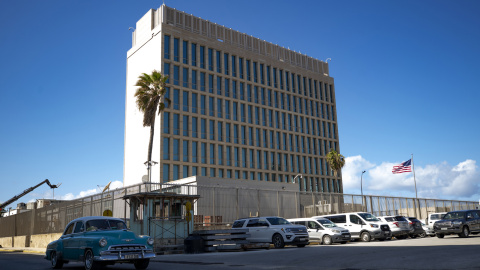 Vista del edificio de la Embajada de Estados Unidos, en La Habana (Cuba). EFE/Yander Zamora