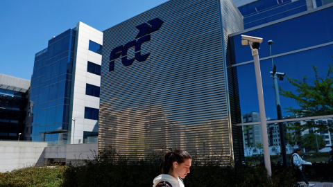 El logo de la constructora FCC en su sede en Madrid. REUTERS/Susana Vera