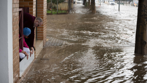 Aspecto de la Avenida Casalduch de Castelló de la Plana anegada por las aguas, este jueves.