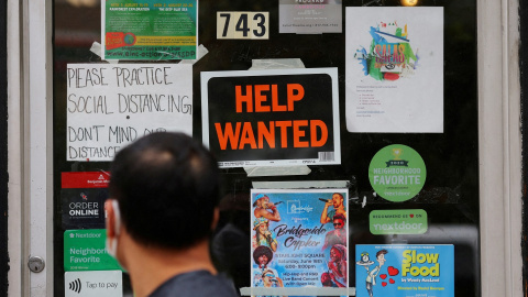 Un hombre pasa por delante de un comercio que ofrece empleo, con un cartel en su puerta de 'Help Wanted', en Cambridge (Massachusetts, EEUU). REUTERS/Brian Snyder