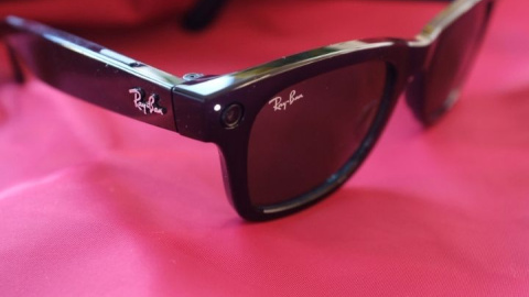 Detalle de las gafas Ray-Ban con cámara incorporada y conexión a Facebook.