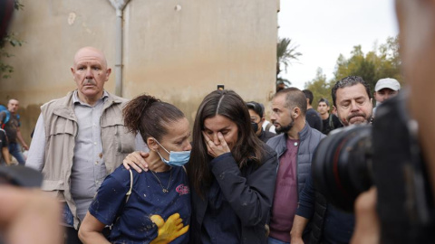 La reina Letizia, emocionada durante su visita a Paiporta este domingo. Gritos de 'fuera', así como lanzamiento de barro, están recibiendo a la comitiva de los reyes de España, el presidente del Gobierno, Pedro Sánchez, y el president de la Generalita