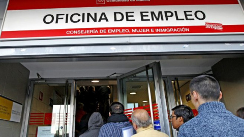 Personas desempleadas en una oficina de empleo/EFE