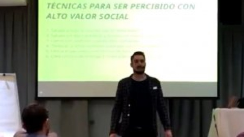 "¿Curso para ligar o miembro de la manada explicando sus movidas?": el estrambótico taller para ligar que se ha hecho viral en Twitter