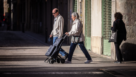 Dos veïns passegen per Barcelona, en una imatge d'arxiu