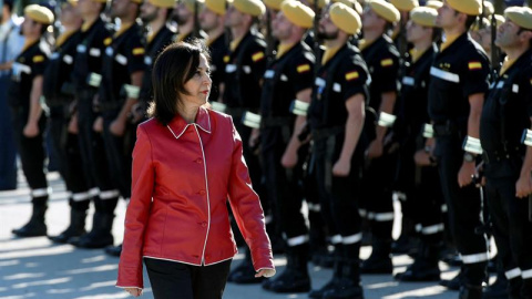 GRAF9296. TORREJÓN DE ARDOZ (ESPAÑA), 13/06/2018.- La ministra de Defensa, Margarita Robles, pasa revista durante la visita a la Unidad Militar de Emergencias, esta mañana en la base aérea de Torrejón de Ardoz.- EFE/Fernando Villar