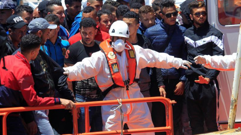 Un operario de Salvamento Marítimo controla la bajada de los setenta inmigrantes rescatados hoy en aguas del estrecho de Gibraltar cuando viajaban en una patera y que han sido trasladados al puerto de Tarifa (Cádiz). EFE/A.Carrasco Ragel