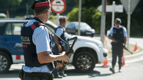 Varios agentes de los Mossos D´Esquadra vigilan en un control en la carretera C-17 a su paso por Ripoll en la operación de cierre de la provincia de Girona por la investigación de los atentados de Barcelona y Cambrils / EFE - Robin Townsend