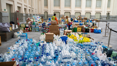 Voluntarios organizan la ayuda para los afectados de la DANA de Valencia este lunes en CentroCentro en el Palacio de Cibeles en Madrid.