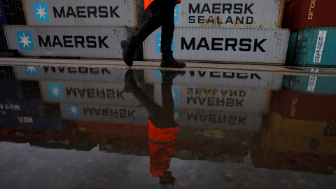 Un hombre pasa junto a varios contenedores de la empresa de transportes danesa Maersk, en Liverpool (Reino UNido). REUTERS/Phil Noble