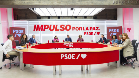 El secretario general del PSOE y presidente del Gobierno, Pedro Sánchez, preside una reunión del equipo de la ponencia marco del 41º Congreso Federal con el lema ‘Impulso por la Paz’.