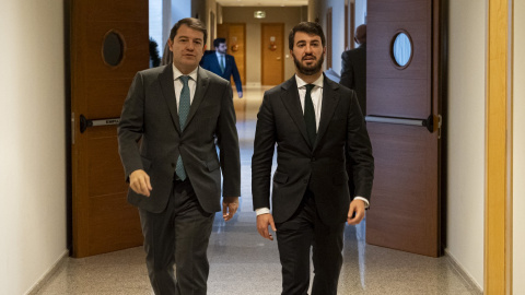 El presidente de la Junta de Castilla y León, Alfonso Fernández Mañueco (i), y el vicepresidente Juan García-Gallardo (d), en la sede de Las Cortes, en Valladolid. E.P./Photogenic/Claudia Alba