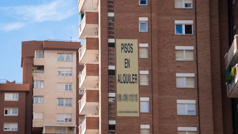 Cartel de alquiler de viviendas en la fachada de un edificio, a 31 de diciembre de 2022, en Barcelona, Catalunya.