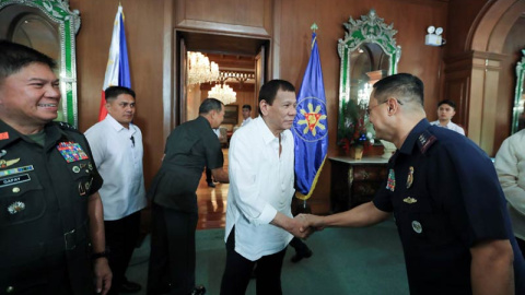 El presidente de Filipinas, Rodrigo Duterte, durante una reunión de seguridad en la sede del Gobierno. (EFE)