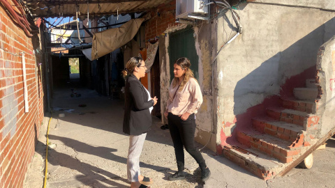 Alejandra Jacinto conversa con Houda Akrikez en su casa en el sector seis.