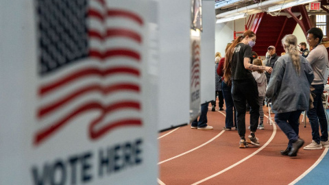 La gente vota en un colegio electoral el día de las elecciones en el distrito de Brooklyn de la ciudad de Nueva York, el 5 de noviembre de 2024.