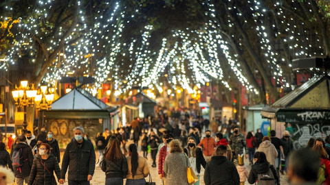 18/12/2020.- Ambiente en las Ramblas de Barcelona, este viernes.