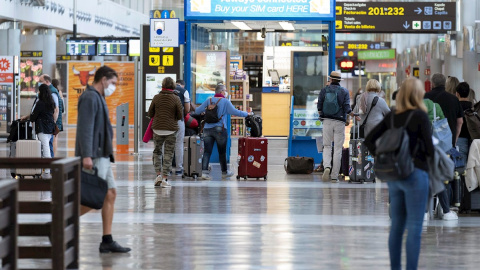 Llegada de turistas al aeropuerto de Tenerife Sur, en una imagen de archivo.