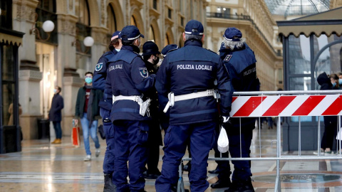 05/12/2020.- Agentes de la Policía en Milán (Italia).