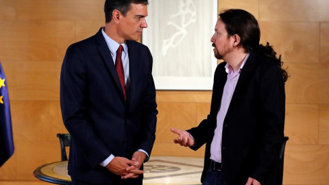 El presidente del gobierno Pedro Sánchez (i) y el líder de Podemos Pablo Iglesias, durante la nueva ronda de consultas para la investidura que el jefe del ejecutivo afronta avalado por la Ejecutiva del PSOE, para que intente negociar un Gobierno con pos