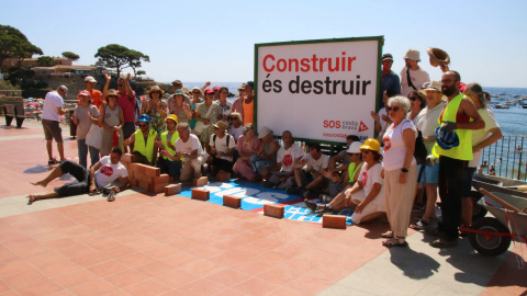 Un acte de protesta a Calella de SOS Costa Brava