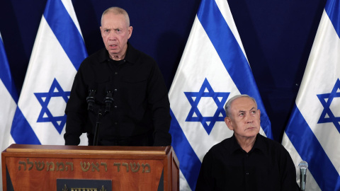 Imagen de archivo del Primer Ministro de Israel, Benjamin Netanyahu (izq.), y el Ministro de Defensa, Yoav Gallant (dcha.), en una conferencia de prensa en la base militar de Kirya, en Tel Aviv, Israel.