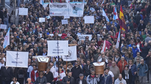 Cientos de personas durante una manifestación en defensa de la sanidad pública en Santiago de Compostela.