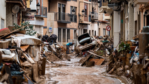 Voluntarios limpian los desperfectos ocasionados por la DANA, a 4 de noviembre de 2024, en Paiporta,