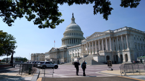 Fotografía de archivo del 9 de septiembre de 2024 de personas caminando frente al Capitolio, sede del Congreso estadounidense, en Washington.