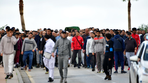 Varios familiares transportan el féretro con los restos del niño de ocho años hacia el cementerio musulmán Sidi Embarek, a 21 de diciembre de 2022, en Ceuta.