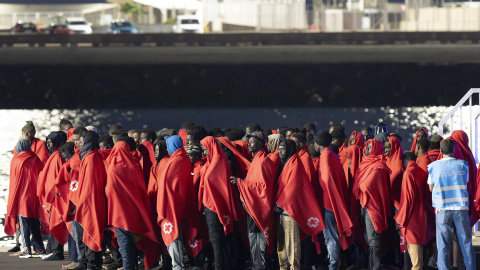 Varias de las personas rescatadas en el puerto de Lanzarote, a 5 de noviembre de 2024.