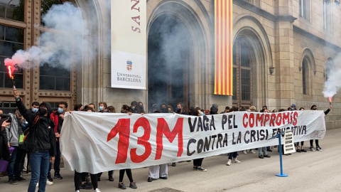 Desenes d'estudiants es concentren a les portes de la UB Central després de desconvocar la tancada a la universitat.