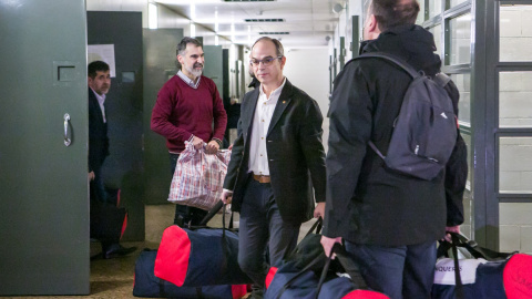 Jordi Sànchez, Jordi Cuixart, Jordi Turull i Oriol Junqueras carregant unes bosses el dia del seu trasllat a Madrid pel judici de l'1-O l'1 de febrer de 2019.