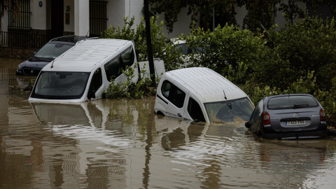 Estado en el que ha quedado los coches en la localidad malagueña de Álora tras el desborde del río Guadalhorce debido a las lluvias torrenciales, a 29 de octubre de 2024.