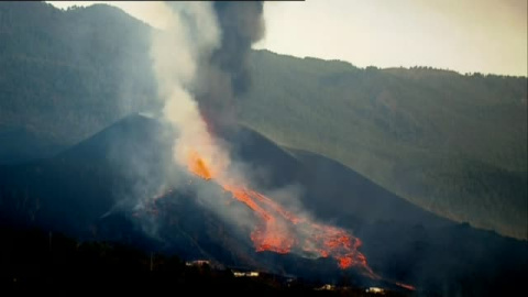 Cae parte del cono principal del volcán Cumbre Vieja