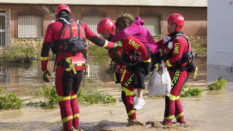 Efectivos de los cuerpos de rescate ayudando a los afectados por las inundaciones en la localidad conquense de Mira este miércoles.