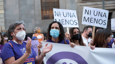 Varias personas con carteles en los que se lee: "Ni una menos", participan en una concentración feminista en la Plaza de la Candelaria en repulsa por "todos los feminicidios", a 11 de junio de 2021.