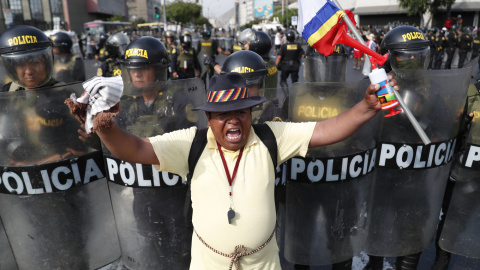 Miembros de la Policía hacen presencia en una concentración de manifestantes durante la "toma de Lima" hoy, en Lima (Perú).